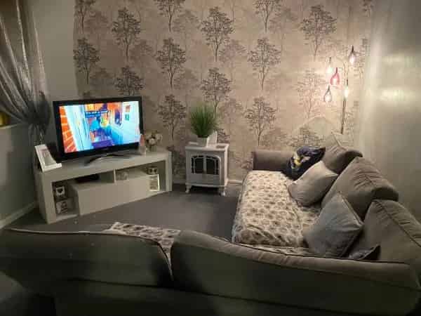 Spacious Flat with Private Gardens Near Amenities
