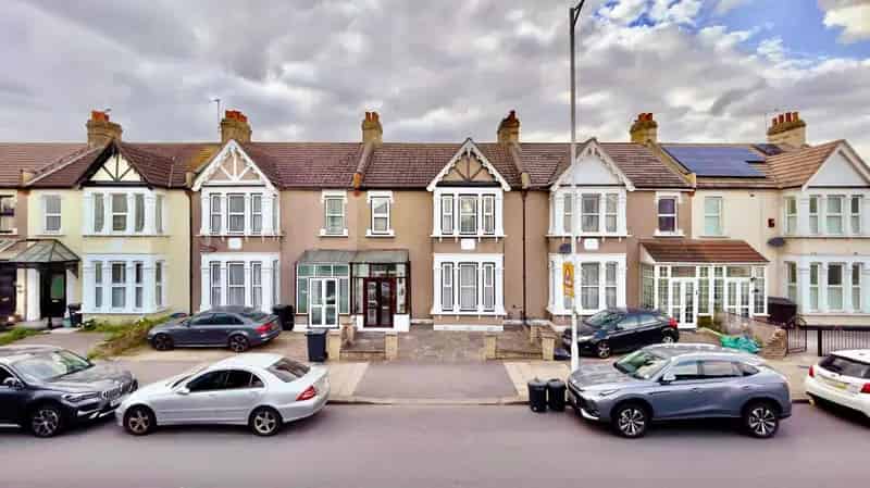 4 Bedroom House For Sale in Ilford