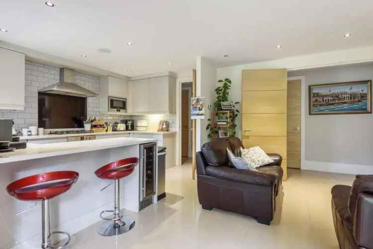 Flat For Sale in London, England