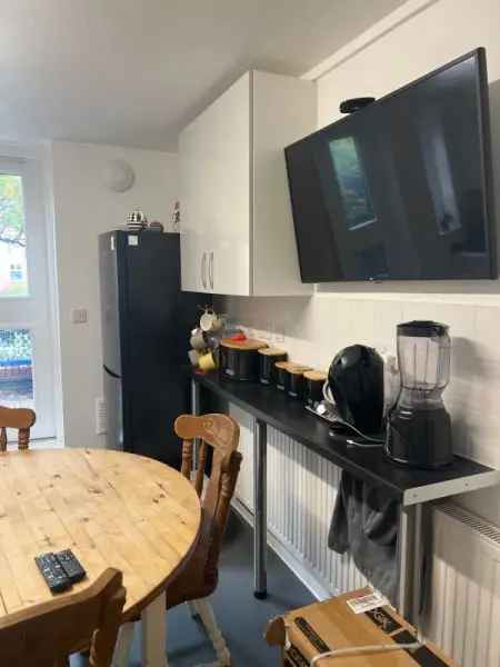 Flat For Rent in Castle Point, England