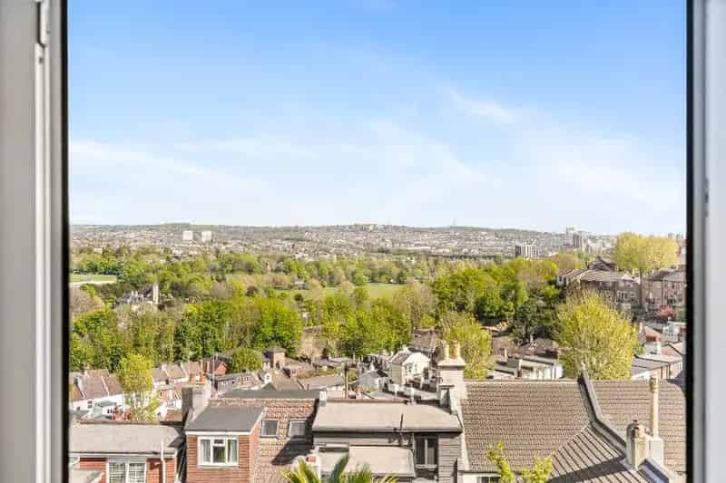 1 Bedroom Flat with Panoramic City Views
