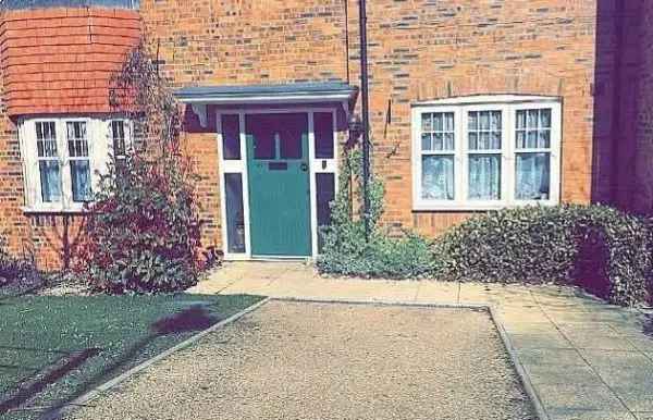 Ground Floor 2 Bed House with Drive
