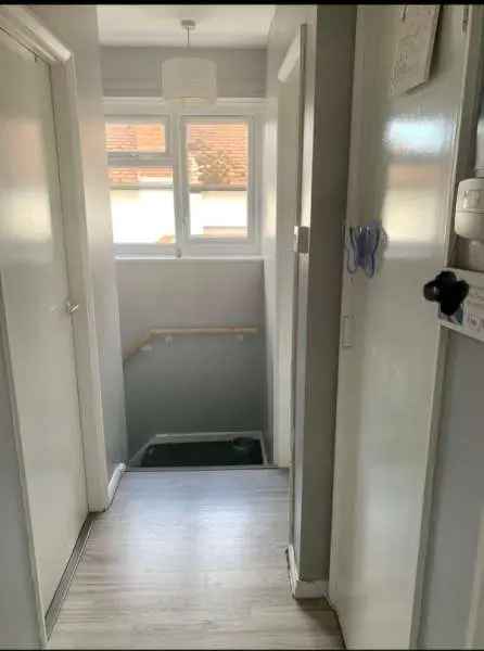 2 Bed Maisonette Near Schools and Town