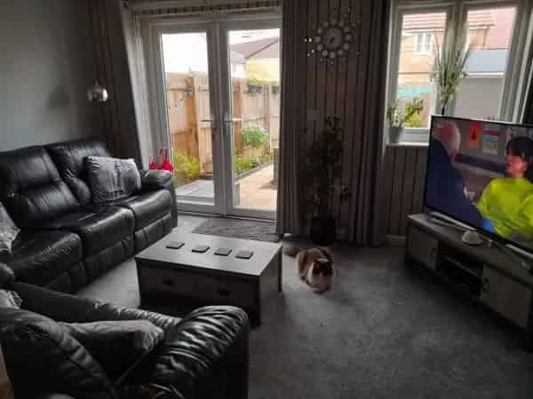 2 Bedroom Terraced House New Carpets 2 Car Spaces