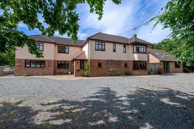 5 Bedroom Detached House with 4 Acres of Paddocks and Stables