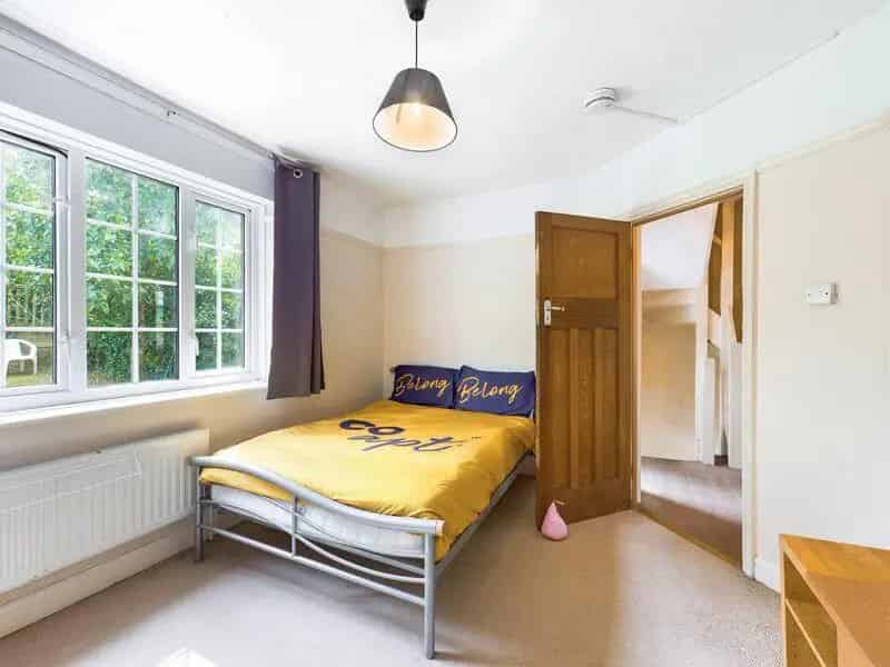 5 Bedroom Terraced House Near University