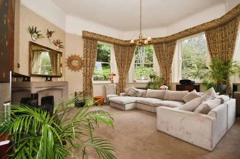 Spacious 3-Bedroom Semi-Detached House with Garden and Driveway