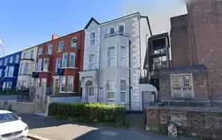Spacious Ground Floor Apartment Near City Centre