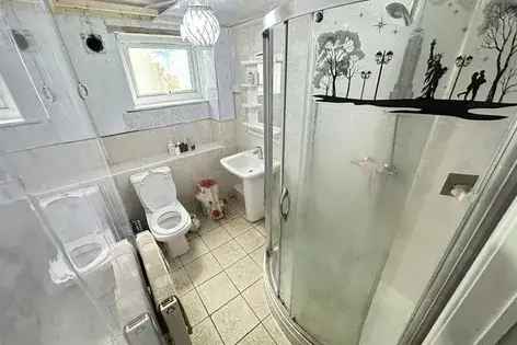 2 Bedroom Maisonette Manchester Near Shops and Schools