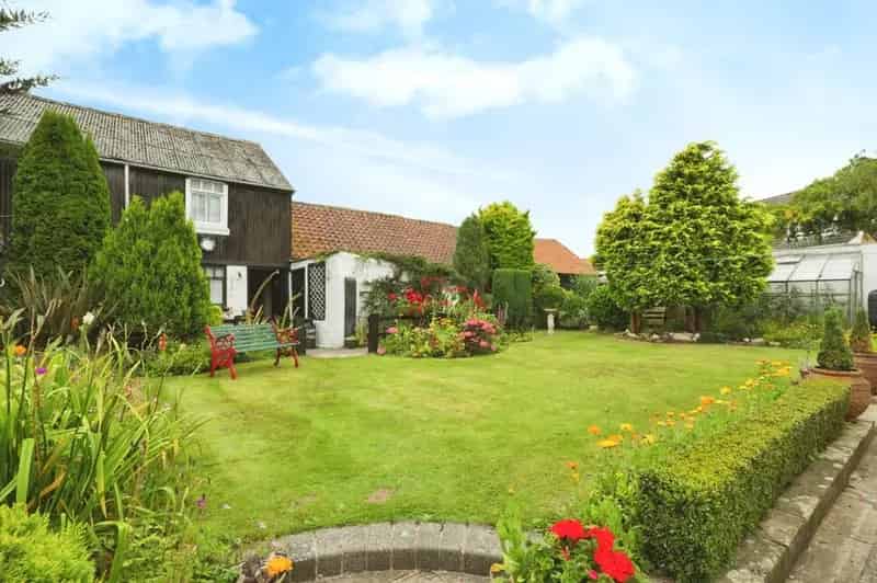 4 Bedroom Grade II Listed House with Outbuilding