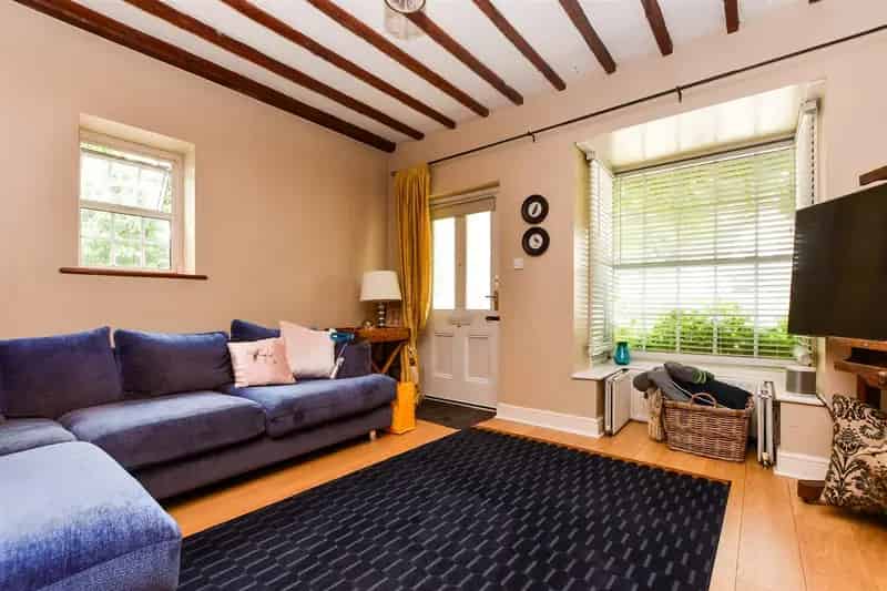 2 Bedroom Period Cottage Merstham Village Near Station