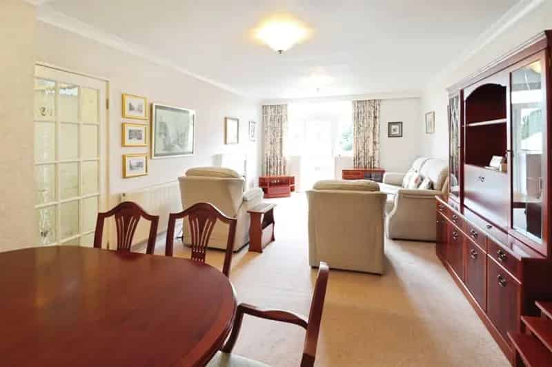 2 Bedroom Flat Share of Freehold No Chain Balcony