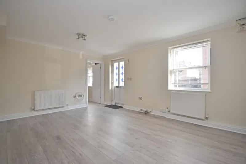 One Bedroom Maisonette near Crawley Town Centre