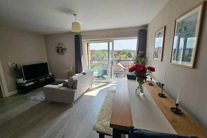 Stunning 2-Bed Apartment with Balcony and Parking