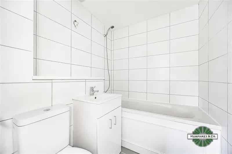2 Bedroom Flat to Rent - Top Floor Apartment with Parking
