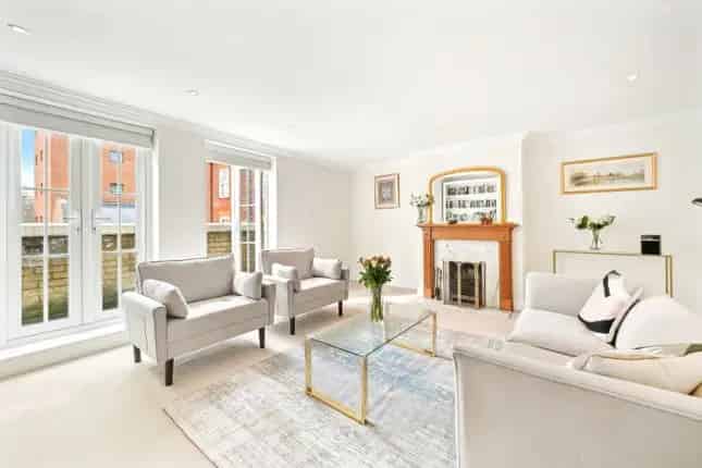 End Terrace House for Sale in Chelsea SW10