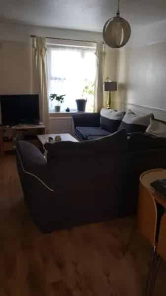 Newly Decorated Home with Garden Near Transport Links