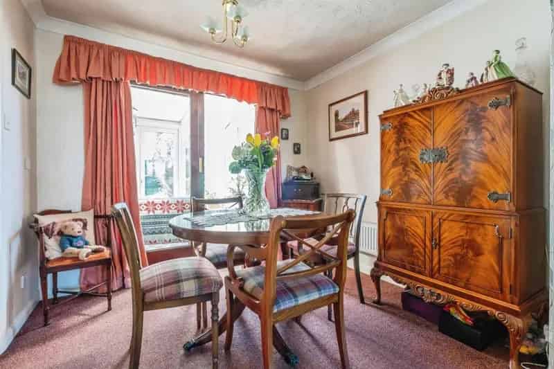 3-Bed Detached Home with Conservatory and Garage