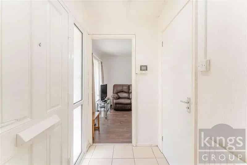 1 Bed Flat for Sale Ground Floor Spacious Garden Adapted Shower Room