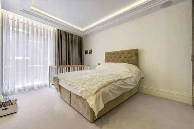 Flat to rent in Strand, London WC2R