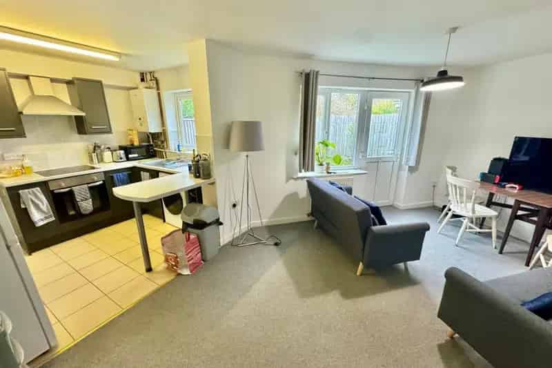 3 Bed Terraced House with 4 Bedrooms and Garden