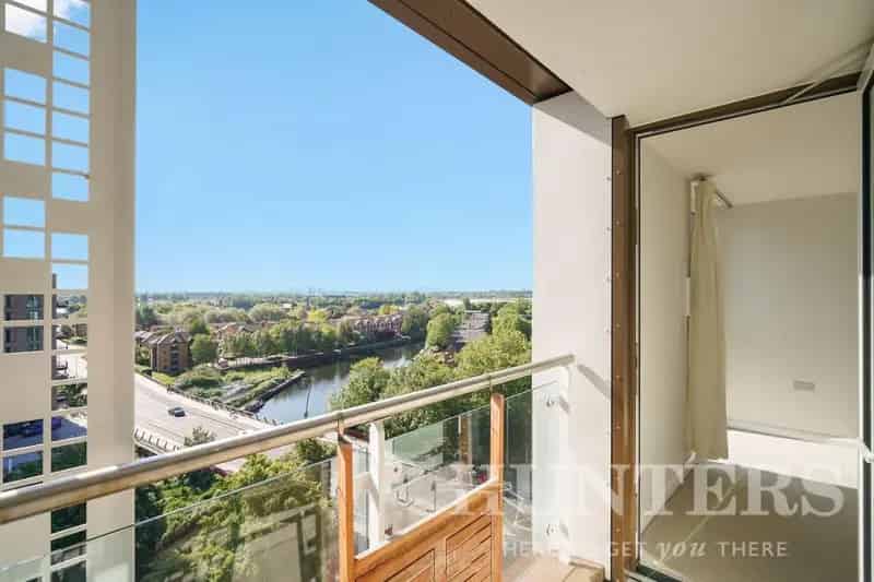 2 Bedroom Flat for Sale in Hale Village N17