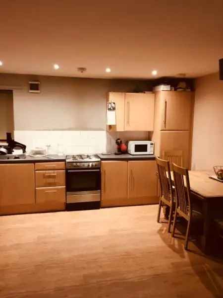 Flat For Rent in Reigate and Banstead, England