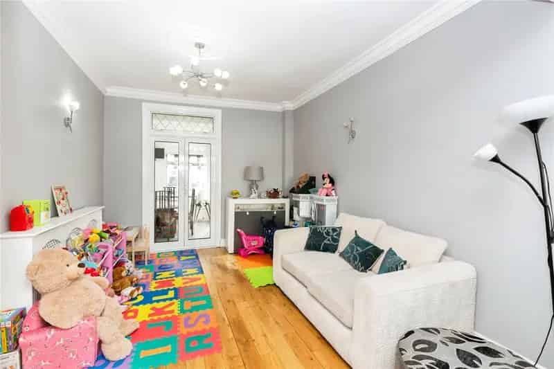 Three Bedroom Mid-Terraced House Near Seven Kings and Newbury Park
