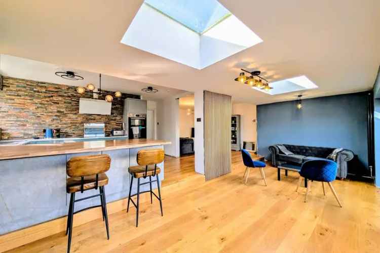 Modern 2 Bed House with Summerhouse