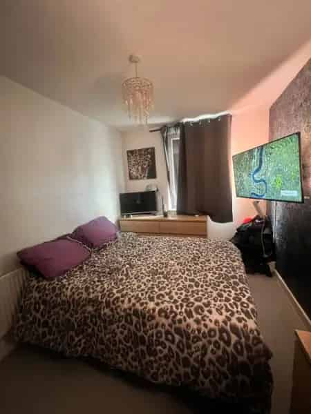 First Floor Flat with Private Garden Near IKEA Charlton