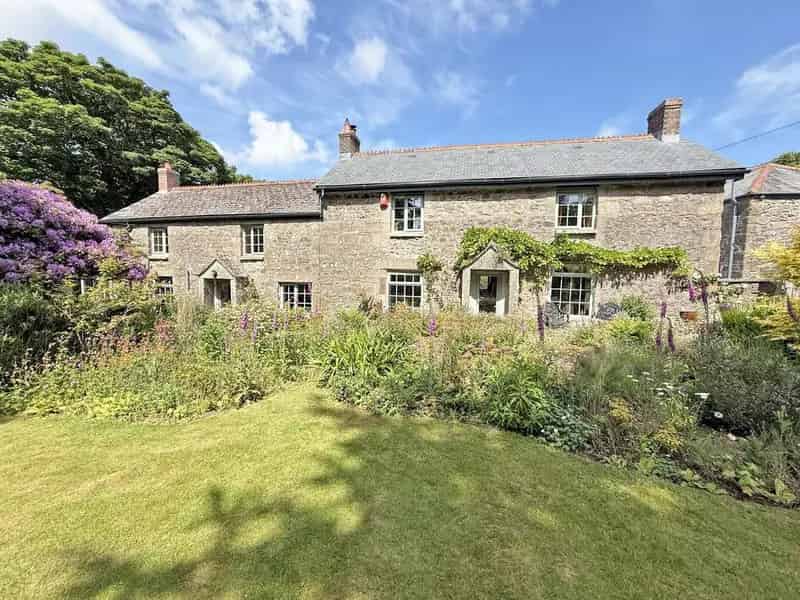 8 Bedroom Detached Farmhouse with Cottages and Barns