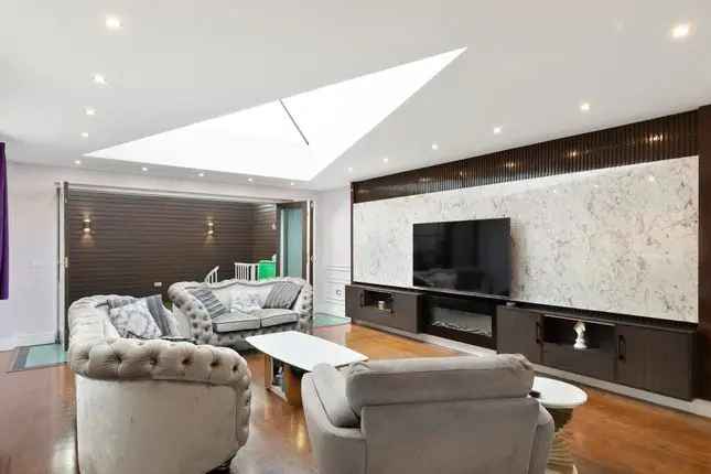 Three Bedroom House for Sale in Clapham