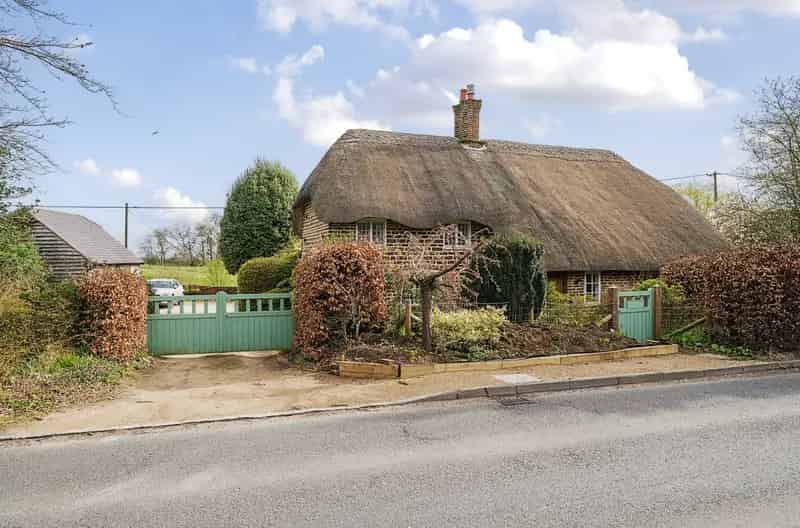 Charming Thatched Cottage Near Bowood Estate