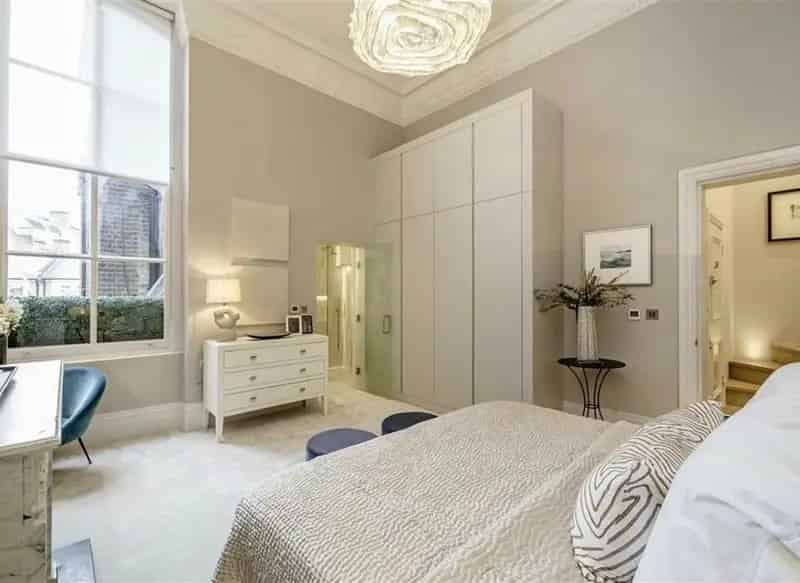 Knightsbridge Apartment: High Ceilings, Mezzanine, 2 Bathrooms, Balcony