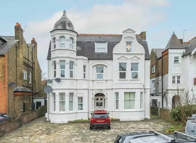 Luxury 3-Bedroom Garden Flat To Let