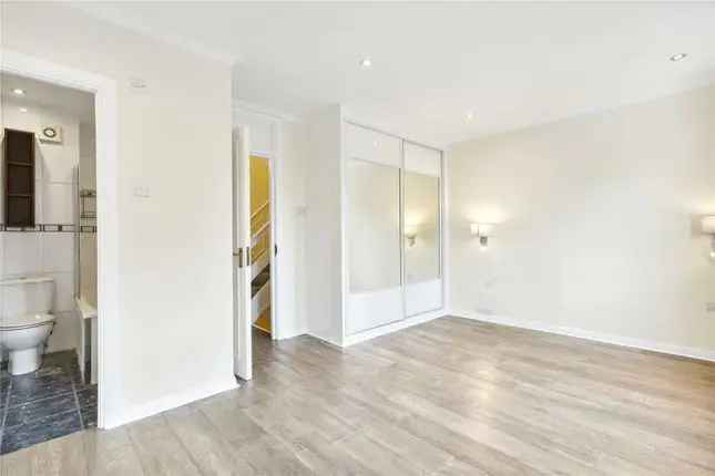 Modern Townhouse near High Street Kensington 4 Beds Parking