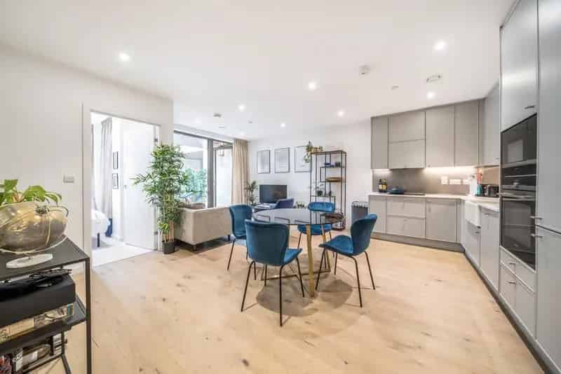 Luxury 2-Bedroom Apartment with Balcony and Concierge