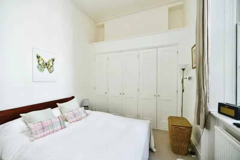 Stunning Ground Floor Flat with En-Suites and Private Garden