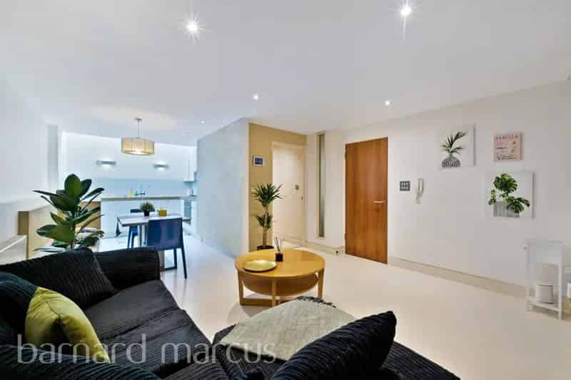 Lower Ground One Bedroom Apartment with Private Terrace