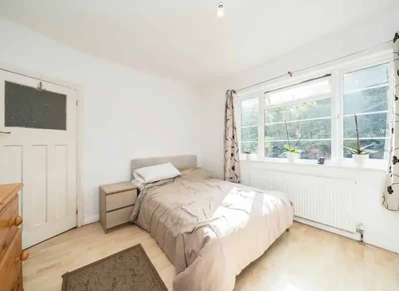 Two Double Bedroom Maisonette near Strawberry Hill Station