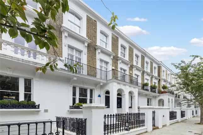 Spacious 2-Bed Maisonette with Private Garden in Chelsea SW10