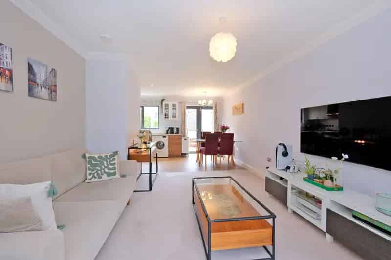 Modern 2-Bed Terrace House in Stoneywood