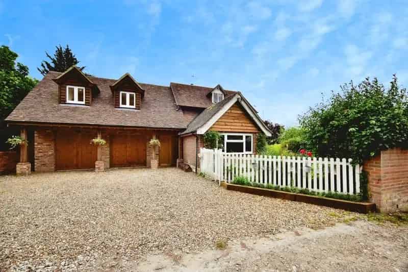 Spacious Detached House with Annex Potential and Three En-Suites