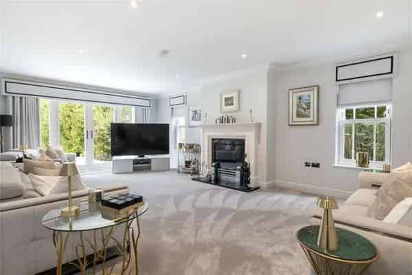 Luxury 5 Bed House in Cranleigh Surrey Modern Open Plan Kitchen Heated Pool