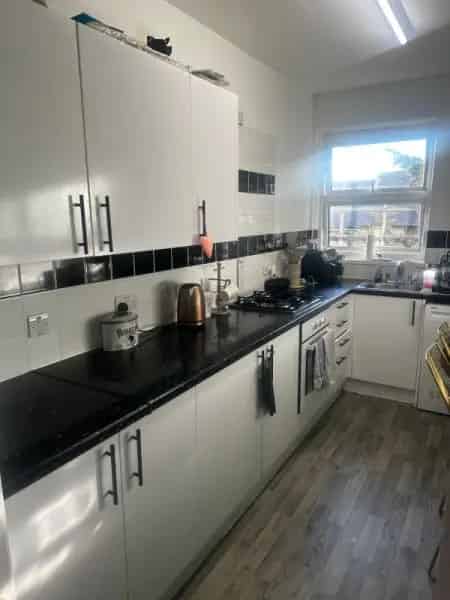 Large 3 Bedroom Flat Near Transport and Schools