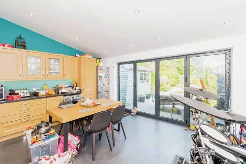 4 Bed Semi-Detached House with Large Garden Near Amenities and Schools