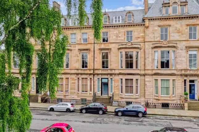 2-Bed Flat for Sale Near Kelvingrove Park Glasgow