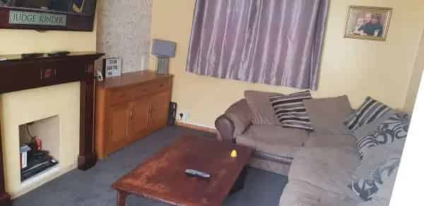 3 Bedroom End Terrace House Near Shops and Station