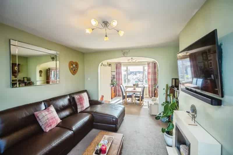 Three Bedroom Semi-Detached Home Near Amenities