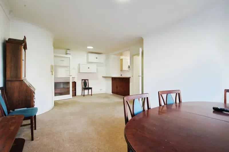 2-Bedroom Flat with Open Plan Living and Modern Amenities